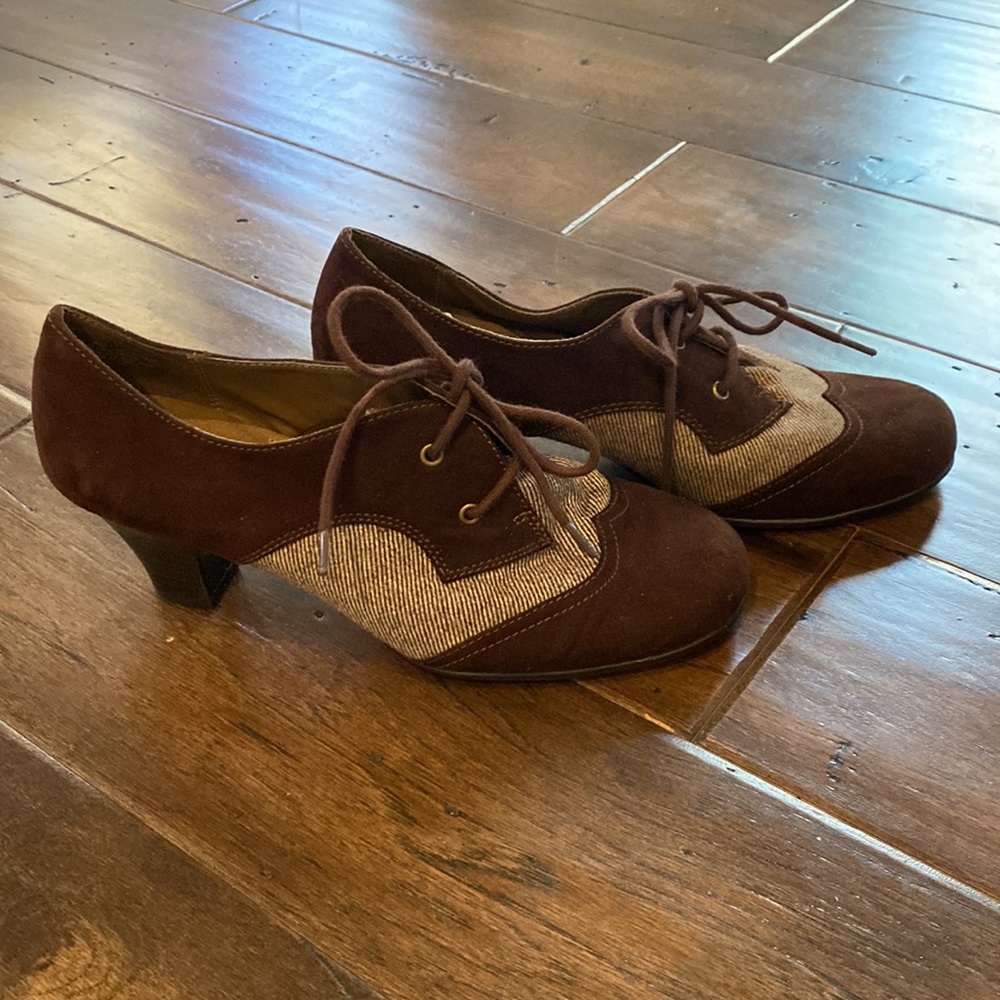 Vintage look with comfy Aerosoles! Size 8, brown suede with striped textile. - Picture 3 of 4